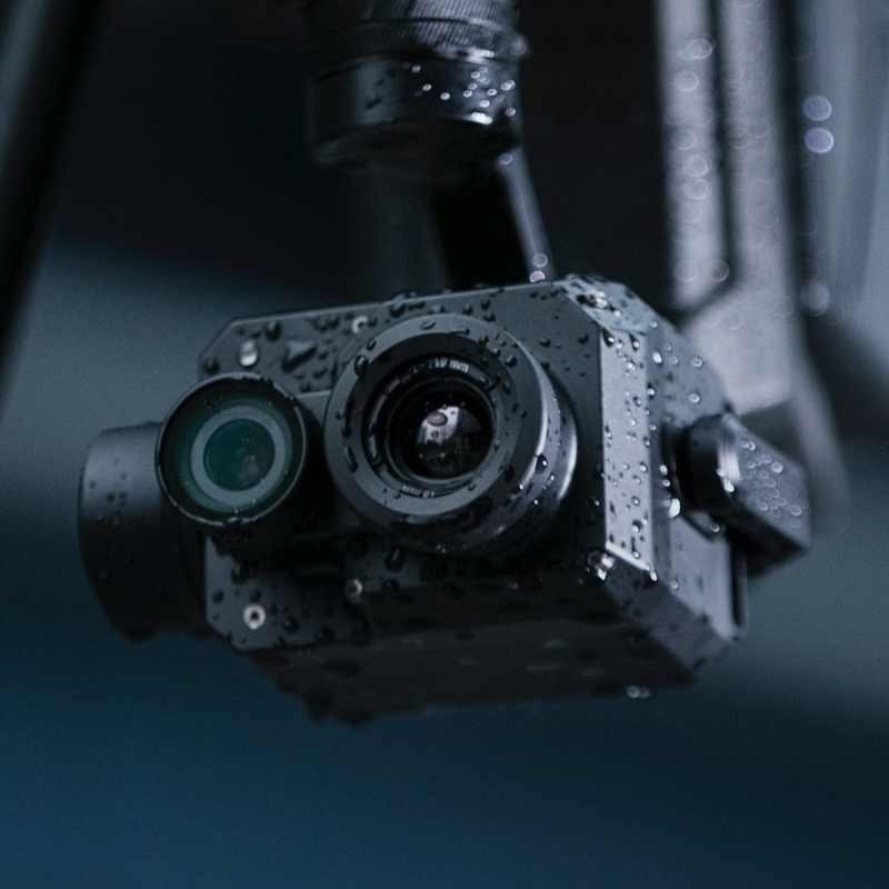XT2無人機(jī)雙光熱成像相機(jī),熱成像與4K可見光傳感器結(jié)合，內(nèi)置機(jī)器智能技術(shù),大疆與FLIR聯(lián)合打造下一代行業(yè)無人機(jī)影像解決方案—禪思XT2雙光熱成像相機(jī)。
熱成像與4K可見光傳感器結(jié)合，內(nèi)置機(jī)器智能技術(shù)，禪思XT2能隨時(shí)提供關(guān)鍵信息，
助用戶掌握先機(jī)，將感知能力與作業(yè)效率提升至全新高度。禪思XT2集成FLIR高精度熱成像傳感器和4K可見光傳感器，可同時(shí)錄制、傳輸熱成像與可見光影像。
相機(jī)與大疆行業(yè)飛行平臺(tái)無縫結(jié)合，提供便捷直觀的操控。工業(yè)級(jí)防護(hù)設(shè)計(jì)大幅提升可靠性，讓XT2在嚴(yán)苛環(huán)境下穩(wěn)定工作。