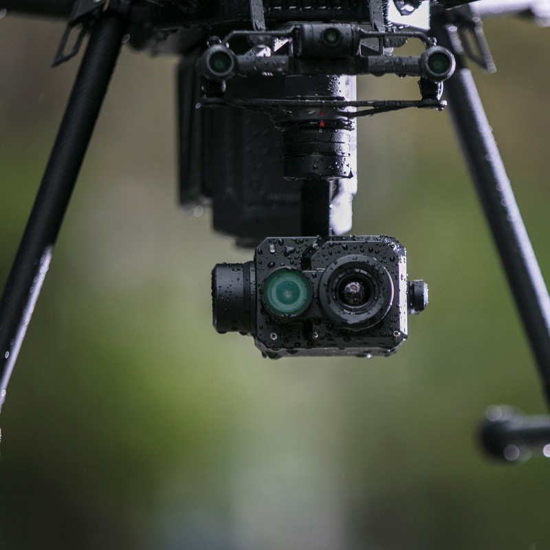 XT2無人機(jī)雙光熱成像相機(jī),熱成像與4K可見光傳感器結(jié)合，內(nèi)置機(jī)器智能技術(shù),大疆與FLIR聯(lián)合打造下一代行業(yè)無人機(jī)影像解決方案—禪思XT2雙光熱成像相機(jī)。
熱成像與4K可見光傳感器結(jié)合，內(nèi)置機(jī)器智能技術(shù)，禪思XT2能隨時(shí)提供關(guān)鍵信息，
助用戶掌握先機(jī)，將感知能力與作業(yè)效率提升至全新高度。禪思XT2集成FLIR高精度熱成像傳感器和4K可見光傳感器，可同時(shí)錄制、傳輸熱成像與可見光影像。
相機(jī)與大疆行業(yè)飛行平臺(tái)無縫結(jié)合，提供便捷直觀的操控。工業(yè)級(jí)防護(hù)設(shè)計(jì)大幅提升可靠性，讓XT2在嚴(yán)苛環(huán)境下穩(wěn)定工作。