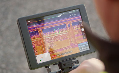 XT2無人機(jī)雙光熱成像相機(jī),熱成像與4K可見光傳感器結(jié)合，內(nèi)置機(jī)器智能技術(shù),大疆與FLIR聯(lián)合打造下一代行業(yè)無人機(jī)影像解決方案—禪思XT2雙光熱成像相機(jī)。
熱成像與4K可見光傳感器結(jié)合，內(nèi)置機(jī)器智能技術(shù)，禪思XT2能隨時(shí)提供關(guān)鍵信息，
助用戶掌握先機(jī)，將感知能力與作業(yè)效率提升至全新高度。禪思XT2集成FLIR高精度熱成像傳感器和4K可見光傳感器，可同時(shí)錄制、傳輸熱成像與可見光影像。
相機(jī)與大疆行業(yè)飛行平臺(tái)無縫結(jié)合，提供便捷直觀的操控。工業(yè)級(jí)防護(hù)設(shè)計(jì)大幅提升可靠性，讓XT2在嚴(yán)苛環(huán)境下穩(wěn)定工作。