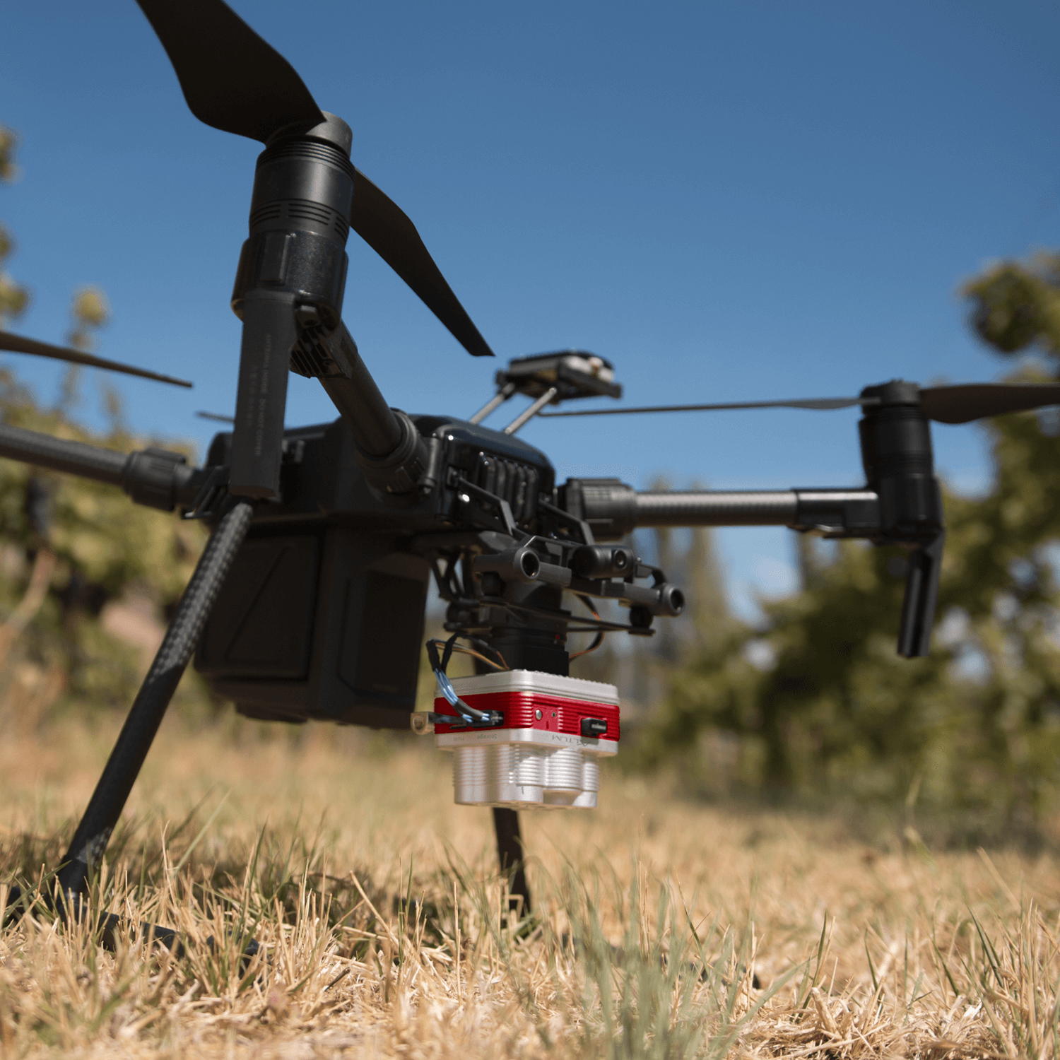 Micasense Altum多光譜/熱成像/RGB三合一遙感相機(jī),三合一的多光譜兼熱成像相機(jī),Altum是新型的革命三合一的多光譜兼熱成像相機(jī)--包含多光譜、熱成像、RGB，這款相當(dāng)于該集團(tuán)公司的新一代產(chǎn)品，技術(shù)更加先進(jìn)、搭載更加靈活。DLS2是新的光照傳感器，將DLS和GPS集成在一起，擁有先進(jìn)的輻照和太陽角度測量技術(shù)，它提供更準(zhǔn)確、可靠的數(shù)據(jù)，大大減少了后期處理的需要，大大提高了輻射測量精度，對(duì)于無人機(jī)的設(shè)置和搭載更加方便。