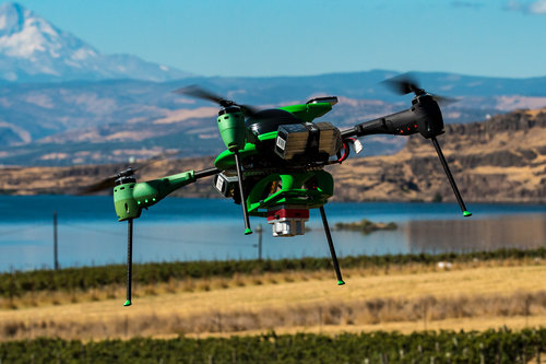 Micasense Altum多光譜/熱成像/RGB三合一遙感相機(jī),三合一的多光譜兼熱成像相機(jī),Altum是新型的革命三合一的多光譜兼熱成像相機(jī)--包含多光譜、熱成像、RGB，這款相當(dāng)于該集團(tuán)公司的新一代產(chǎn)品，技術(shù)更加先進(jìn)、搭載更加靈活。DLS2是新的光照傳感器，將DLS和GPS集成在一起，擁有先進(jìn)的輻照和太陽角度測量技術(shù)，它提供更準(zhǔn)確、可靠的數(shù)據(jù)，大大減少了后期處理的需要，大大提高了輻射測量精度，對(duì)于無人機(jī)的設(shè)置和搭載更加方便。