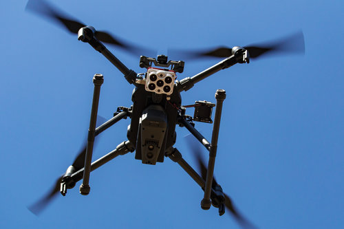 Micasense Altum多光譜/熱成像/RGB三合一遙感相機(jī),三合一的多光譜兼熱成像相機(jī),Altum是新型的革命三合一的多光譜兼熱成像相機(jī)--包含多光譜、熱成像、RGB，這款相當(dāng)于該集團(tuán)公司的新一代產(chǎn)品，技術(shù)更加先進(jìn)、搭載更加靈活。DLS2是新的光照傳感器，將DLS和GPS集成在一起，擁有先進(jìn)的輻照和太陽角度測量技術(shù)，它提供更準(zhǔn)確、可靠的數(shù)據(jù)，大大減少了后期處理的需要，大大提高了輻射測量精度，對(duì)于無人機(jī)的設(shè)置和搭載更加方便。