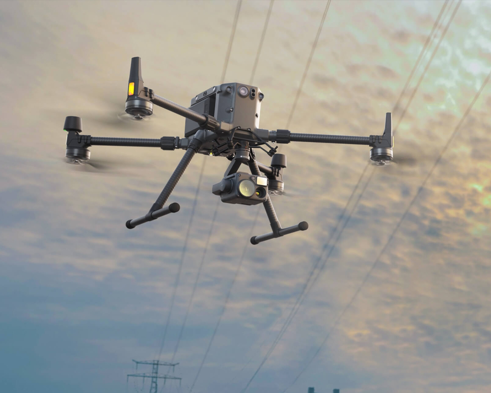 DJI大疆 禪思 H20 系列無人機(jī)云臺相機(jī),熱成像相機(jī) 變焦相機(jī) 廣角相機(jī) 激光測距儀四合一解決方案,禪思 H20 系列無人機(jī)云臺相機(jī)是大疆首個(gè)混合傳感器解決方案，集多類傳感器于一身，實(shí)現(xiàn)真正的效率革命。變焦相機(jī)、廣角相機(jī)、熱成像相機(jī)、激光測距儀四傳感器系統(tǒng)同心協(xié)力，輔以先進(jìn)的智能算法，為行業(yè)級無人機(jī)帶來前所未有的傳感與成像能力。
