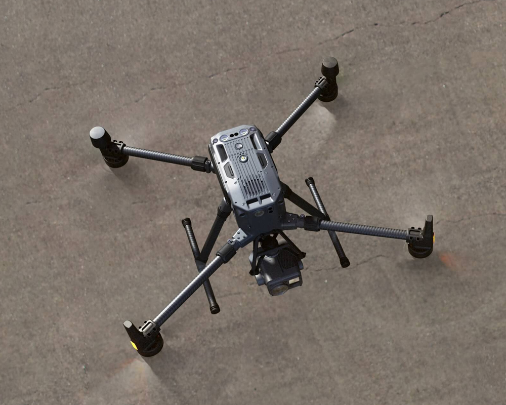 DJI大疆 禪思 H20 系列無人機(jī)云臺相機(jī),熱成像相機(jī) 變焦相機(jī) 廣角相機(jī) 激光測距儀四合一解決方案,禪思 H20 系列無人機(jī)云臺相機(jī)是大疆首個(gè)混合傳感器解決方案，集多類傳感器于一身，實(shí)現(xiàn)真正的效率革命。變焦相機(jī)、廣角相機(jī)、熱成像相機(jī)、激光測距儀四傳感器系統(tǒng)同心協(xié)力，輔以先進(jìn)的智能算法，為行業(yè)級無人機(jī)帶來前所未有的傳感與成像能力。
