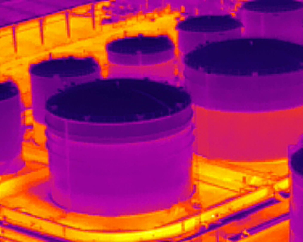 DJI大疆 禪思 H20 系列無人機(jī)云臺相機(jī),熱成像相機(jī) 變焦相機(jī) 廣角相機(jī) 激光測距儀四合一解決方案,禪思 H20 系列無人機(jī)云臺相機(jī)是大疆首個(gè)混合傳感器解決方案，集多類傳感器于一身，實(shí)現(xiàn)真正的效率革命。變焦相機(jī)、廣角相機(jī)、熱成像相機(jī)、激光測距儀四傳感器系統(tǒng)同心協(xié)力，輔以先進(jìn)的智能算法，為行業(yè)級無人機(jī)帶來前所未有的傳感與成像能力。
