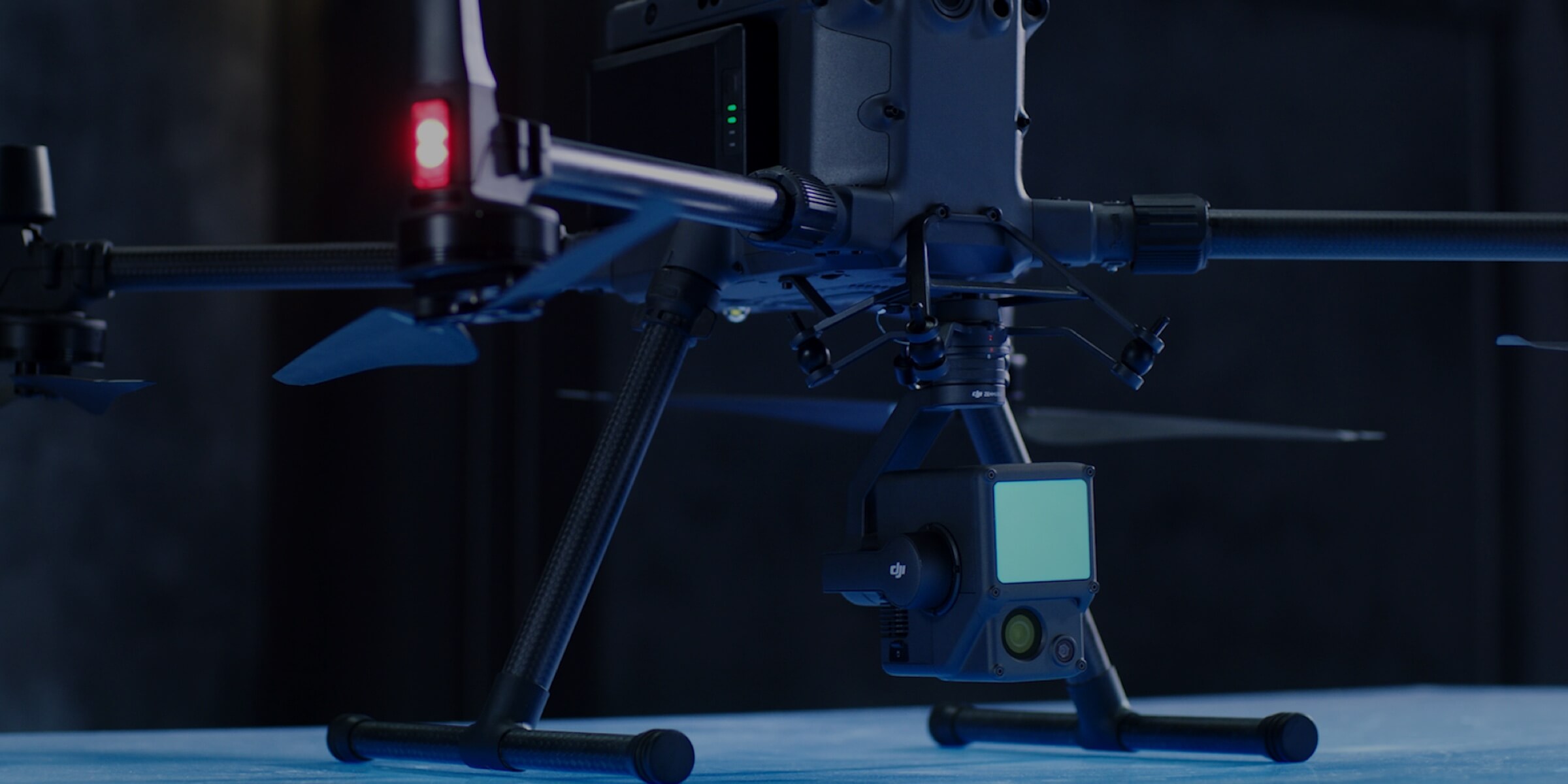 DJI大疆禪思 L1 激光雷達(dá)可見光融合測(cè)繪相機(jī),DJI大疆禪思 L1 激光雷達(dá)可見光融合測(cè)繪相機(jī),DJI L1  是一款高度集成、高性價(jià)比、易用的行
業(yè)激光雷達(dá)負(fù)載。一體化集成 Livox 、高精度慣
導(dǎo)、1英寸測(cè)繪相機(jī)和三軸云臺(tái)等模塊，搭配經(jīng)
緯M300 RTK和大疆智圖，形成一體化解決方案，
輕松實(shí)現(xiàn)全天候、高效率實(shí)時(shí)三維數(shù)據(jù)獲取以及
復(fù)雜場(chǎng)景下的高精度后處理重建?？蓱?yīng)用于測(cè)繪、
建筑、電力、林業(yè)、應(yīng)急安防等領(lǐng)域。