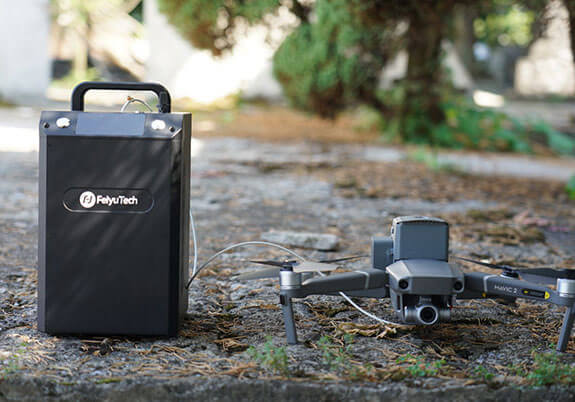 飛宇無人機充電寶 小型無人機系留系統(tǒng),飛宇無人機充電寶 小型無人機系留系統(tǒng),無人機充電寶是專為DJI精靈（Phantom）系列和御系列無人機打造的長航時留空系統(tǒng)。該系統(tǒng)由機載電源和一體地面電源組成，通過合金供電線將地面電池的能量源源不斷的傳送給飛行器，使其突破電池容量限制，讓用戶擁有更充裕的時間享受飛行的樂趣。