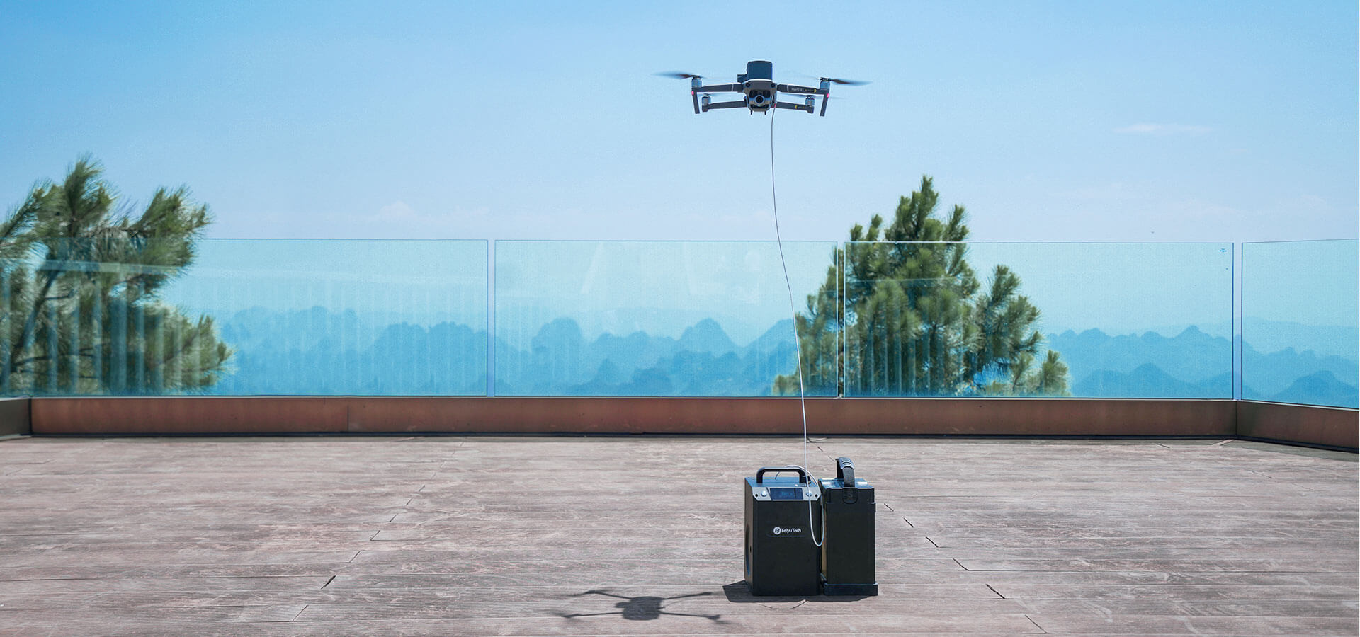 飛宇無人機充電寶 小型無人機系留系統(tǒng),飛宇無人機充電寶 小型無人機系留系統(tǒng),無人機充電寶是專為DJI精靈（Phantom）系列和御系列無人機打造的長航時留空系統(tǒng)。該系統(tǒng)由機載電源和一體地面電源組成，通過合金供電線將地面電池的能量源源不斷的傳送給飛行器，使其突破電池容量限制，讓用戶擁有更充裕的時間享受飛行的樂趣。