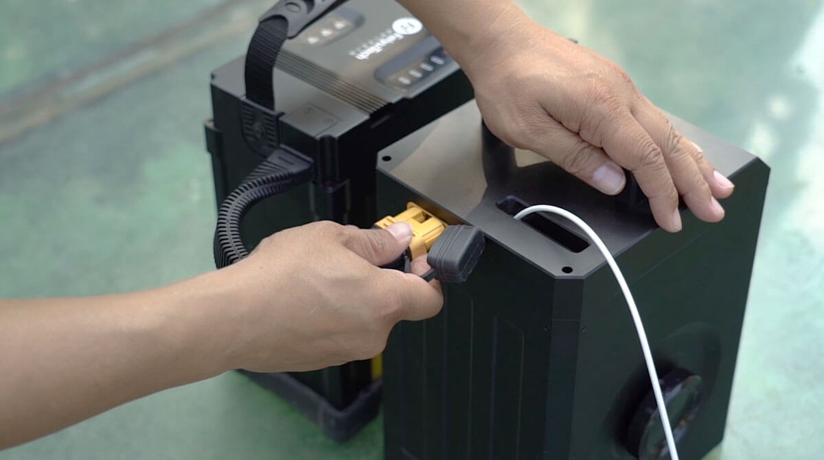 飛宇無人機充電寶 小型無人機系留系統(tǒng),飛宇無人機充電寶 小型無人機系留系統(tǒng),無人機充電寶是專為DJI精靈（Phantom）系列和御系列無人機打造的長航時留空系統(tǒng)。該系統(tǒng)由機載電源和一體地面電源組成，通過合金供電線將地面電池的能量源源不斷的傳送給飛行器，使其突破電池容量限制，讓用戶擁有更充裕的時間享受飛行的樂趣。