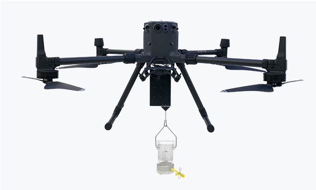 無人機取水模塊 適用于大疆M600 M300 RTK系列,0~30米采水 實時水溫顯示 快拆設(shè)計,瞰云QY1.0智能取水裝置，專為環(huán)保和應(yīng)急領(lǐng)域的水體采樣設(shè)計，是一款可適配于多種主流型號無人機的高性能環(huán)保取水模塊，具有不受環(huán)境地形限制、取樣機動性高、效率高、有效降低人員作業(yè)風(fēng) 險等諸多優(yōu)勢。產(chǎn)品操作簡單，一鍵水體式采樣，環(huán)境適應(yīng)能力強，能采集江河水、湖泊水、海水、水庫、及其他液體樣品。