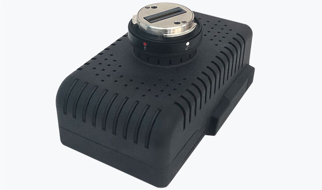 便攜式無人機(jī)氣體分析儀,專為大氣環(huán)境監(jiān)測而設(shè)計,瞰云智能便攜式無人機(jī)氣體分析儀針對無人機(jī)的應(yīng)用特性，在體積、重量、功耗與電磁干擾等方面都做了針對性優(yōu)化設(shè)計，內(nèi)置電化學(xué)，紅外，等類型傳感器。可實時查看搭載飛行器的gps信息數(shù)據(jù)與傳感器采集到的大氣數(shù)據(jù)。通過空中無人機(jī)飛行偵測數(shù)據(jù)及地面端數(shù)據(jù)分析顯示，可對重點化工企業(yè)污染氣體排放進(jìn)行偵測任務(wù)?；驊?yīng)對突發(fā)性污染及有害氣體進(jìn)行應(yīng)急偵測，輔助消防、救災(zāi)救援，減少不必要的傷亡。為我國環(huán)境空氣污染事故航空遙感應(yīng)急偵測、監(jiān)測提供了有效手段和可靠的技術(shù)支撐。