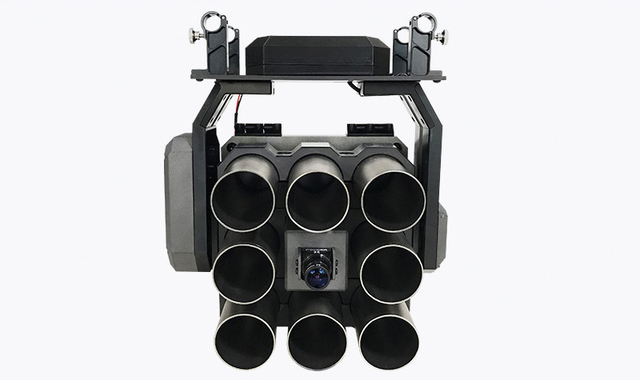 無人機煙霧催淚彈發(fā)射器適配大疆M600如風等防暴反恐維穩(wěn)利器,反恐防暴 戰(zhàn)術(shù)配合 維穩(wěn)利器,本發(fā)射器產(chǎn)品可適用于無人機安防以及救援等多個領(lǐng)域?？蓲燧d標準38mm 八枚彈藥，可選配催淚彈、爆震彈、煙霧彈、閃光彈、炫目彈等。