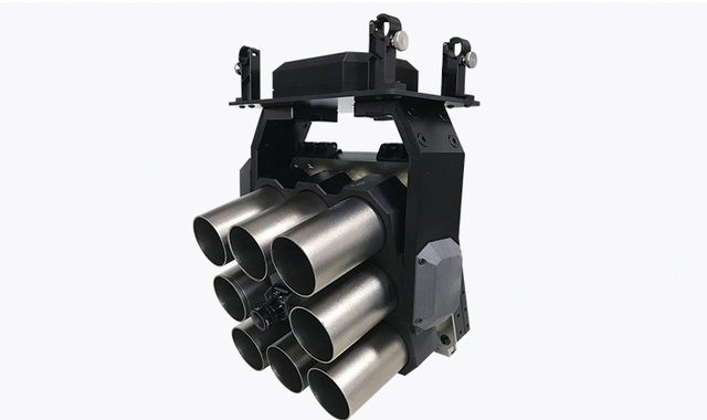 無人機煙霧催淚彈發(fā)射器適配大疆M600如風等防暴反恐維穩(wěn)利器,反恐防暴 戰(zhàn)術(shù)配合 維穩(wěn)利器,本發(fā)射器產(chǎn)品可適用于無人機安防以及救援等多個領(lǐng)域。可掛載標準38mm 八枚彈藥，可選配催淚彈、爆震彈、煙霧彈、閃光彈、炫目彈等。