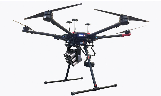 無人機煙霧催淚彈發(fā)射器適配大疆M600如風等防暴反恐維穩(wěn)利器,反恐防暴 戰(zhàn)術(shù)配合 維穩(wěn)利器,本發(fā)射器產(chǎn)品可適用于無人機安防以及救援等多個領(lǐng)域?？蓲燧d標準38mm 八枚彈藥，可選配催淚彈、爆震彈、煙霧彈、閃光彈、炫目彈等。