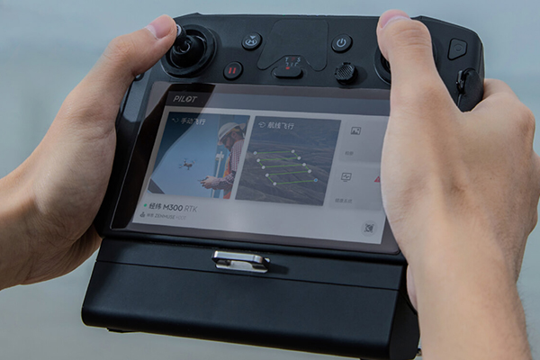 DJI大疆 經(jīng)緯 M300 RTK行業(yè)應(yīng)用飛行平臺, 55 分鐘長續(xù)航、強(qiáng)大的機(jī)器智能及六向定位避障等諸多強(qiáng)項，以實(shí)力刷新想象,經(jīng)緯 M300 RTK 擁有 55 分鐘長續(xù)航、強(qiáng)大的機(jī)器智能及六向定位避障等諸多強(qiáng)項，以實(shí)力刷新想象，打造行業(yè)級無人機(jī)全新標(biāo)桿。