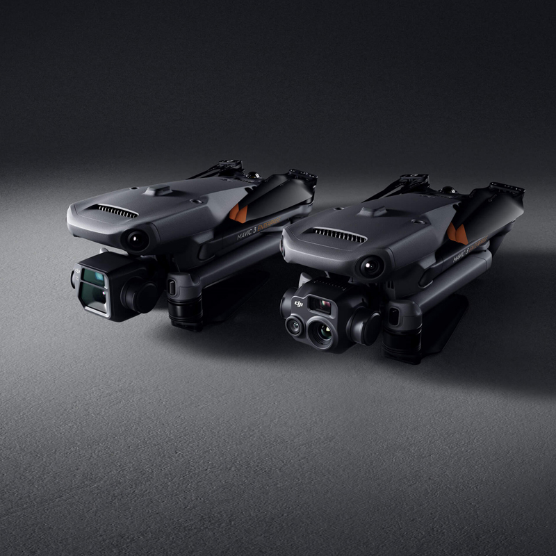 DJI大疆御Mavic 3E/3T行業(yè)無人機,御Mavic 3E無人機,Mavic3 行業(yè)系列是兩款小型行業(yè)無人機，具有小巧便攜和強大性能的特點。
其中，Mavic3E主要針對測繪和泛測繪領(lǐng)域，配備了 4/3 英寸廣角相機和機械快門，結(jié)合RTK 模塊可以實現(xiàn)高精度測繪作業(yè)。
Mavic3T則主要針對消防、巡邏和搜救等場景，配備了廣角長焦和熱紅外相機。