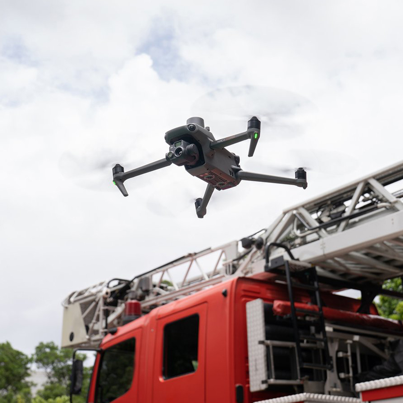 DJI大疆御Mavic 3E/3T行業(yè)無人機,御Mavic 3E無人機,Mavic3 行業(yè)系列是兩款小型行業(yè)無人機，具有小巧便攜和強大性能的特點。
其中，Mavic3E主要針對測繪和泛測繪領(lǐng)域，配備了 4/3 英寸廣角相機和機械快門，結(jié)合RTK 模塊可以實現(xiàn)高精度測繪作業(yè)。
Mavic3T則主要針對消防、巡邏和搜救等場景，配備了廣角長焦和熱紅外相機。