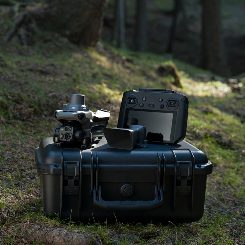 DJI大疆御Mavic 3E/3T行業(yè)無人機,御Mavic 3E無人機,Mavic3 行業(yè)系列是兩款小型行業(yè)無人機，具有小巧便攜和強大性能的特點。
其中，Mavic3E主要針對測繪和泛測繪領(lǐng)域，配備了 4/3 英寸廣角相機和機械快門，結(jié)合RTK 模塊可以實現(xiàn)高精度測繪作業(yè)。
Mavic3T則主要針對消防、巡邏和搜救等場景，配備了廣角長焦和熱紅外相機。