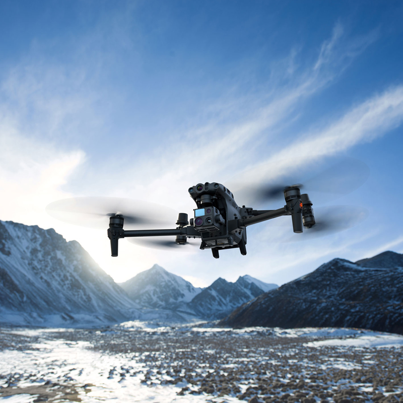 DJI大疆經(jīng)緯 M30T 系列無人機(jī),大疆M30,經(jīng)緯M30系列包含 M30及M30T（含紅外相機(jī)）兩款，采用全新的機(jī)身結(jié)構(gòu)與動(dòng)力系統(tǒng)設(shè)計(jì)，機(jī)臂折疊后可輕松裝入背包，輕巧便攜、隨時(shí)出發(fā)。

飛行方面，經(jīng)緯M30系列可實(shí)現(xiàn)41分鐘最長飛行時(shí)間，7000米最大飛行高度，并擁有最高15米/秒的抗風(fēng)能力，輕松應(yīng)對(duì)各種飛行需求。經(jīng)緯M30系列整機(jī)IP55 防護(hù)，可在-20℃至50℃環(huán)境溫度中工作。經(jīng)緯M30系列還具備6向雙目視覺及雙近紅外傳感器，全方位避障，全面保障飛行安全。

負(fù)載方面，經(jīng)緯M30系列集成了16倍光學(xué)變焦相機(jī)、廣角相機(jī)、紅外相機(jī)（M30T）、激光測(cè)距儀。這些傳感器聯(lián)動(dòng)配合，無論目標(biāo)遠(yuǎn)近、白天黑夜，都能讓飛手輕松掌握作業(yè)現(xiàn)場(chǎng)情況。16倍變焦相機(jī)，可拍攝8K照片，錄制4K/30fps視頻。廣角相機(jī)視野（DFOV）可達(dá)84°。紅外相機(jī)擁有640×512@30 Hz分辨率，測(cè)溫精度可達(dá)±2℃。激光測(cè)距儀測(cè)量距離可達(dá)1200米。

夜間作業(yè)時(shí)，經(jīng)緯M30系列可清晰分辨天空及山、樹等障礙物，配合智能打點(diǎn)導(dǎo)航，作業(yè)更安全。此外，變焦相機(jī)具備大動(dòng)態(tài)范圍，暗光環(huán)境下也能拍攝清晰的照片。

經(jīng)緯M30系列標(biāo)配了大疆專為為行業(yè)用戶打造DJI RC Plus遙控器。其配備7英寸高亮大屏，陽光下細(xì)節(jié)也能輕松呈現(xiàn)。遙控器采用O3圖傳行業(yè)版，可與4G 網(wǎng)絡(luò)圖傳同時(shí)工作，輕松應(yīng)對(duì)各類復(fù)雜環(huán)境，飛行更安全。遙控器整機(jī)IP54級(jí)防護(hù)，外置電池可熱替換，防水耐高溫。遙控器配合Pilot 2操作軟件，飛行控制及相機(jī)等常用功能一鍵可達(dá)，飛行任務(wù)及相機(jī)信息集中顯示，效率倍增。再配合屏邊及自定義按鍵，飛手可實(shí)現(xiàn)手不離桿流暢作業(yè)。