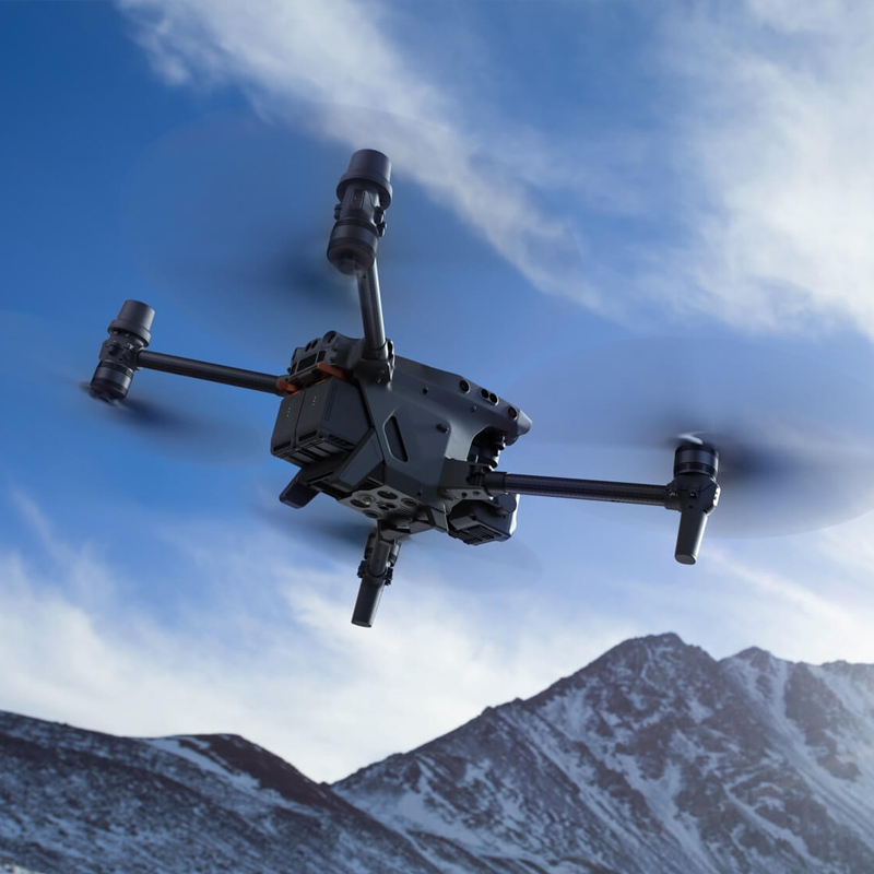 DJI大疆經(jīng)緯 M30T 系列無人機(jī),大疆M30,經(jīng)緯M30系列包含 M30及M30T（含紅外相機(jī)）兩款，采用全新的機(jī)身結(jié)構(gòu)與動(dòng)力系統(tǒng)設(shè)計(jì)，機(jī)臂折疊后可輕松裝入背包，輕巧便攜、隨時(shí)出發(fā)。

飛行方面，經(jīng)緯M30系列可實(shí)現(xiàn)41分鐘最長飛行時(shí)間，7000米最大飛行高度，并擁有最高15米/秒的抗風(fēng)能力，輕松應(yīng)對(duì)各種飛行需求。經(jīng)緯M30系列整機(jī)IP55 防護(hù)，可在-20℃至50℃環(huán)境溫度中工作。經(jīng)緯M30系列還具備6向雙目視覺及雙近紅外傳感器，全方位避障，全面保障飛行安全。

負(fù)載方面，經(jīng)緯M30系列集成了16倍光學(xué)變焦相機(jī)、廣角相機(jī)、紅外相機(jī)（M30T）、激光測(cè)距儀。這些傳感器聯(lián)動(dòng)配合，無論目標(biāo)遠(yuǎn)近、白天黑夜，都能讓飛手輕松掌握作業(yè)現(xiàn)場(chǎng)情況。16倍變焦相機(jī)，可拍攝8K照片，錄制4K/30fps視頻。廣角相機(jī)視野（DFOV）可達(dá)84°。紅外相機(jī)擁有640×512@30 Hz分辨率，測(cè)溫精度可達(dá)±2℃。激光測(cè)距儀測(cè)量距離可達(dá)1200米。

夜間作業(yè)時(shí)，經(jīng)緯M30系列可清晰分辨天空及山、樹等障礙物，配合智能打點(diǎn)導(dǎo)航，作業(yè)更安全。此外，變焦相機(jī)具備大動(dòng)態(tài)范圍，暗光環(huán)境下也能拍攝清晰的照片。

經(jīng)緯M30系列標(biāo)配了大疆專為為行業(yè)用戶打造DJI RC Plus遙控器。其配備7英寸高亮大屏，陽光下細(xì)節(jié)也能輕松呈現(xiàn)。遙控器采用O3圖傳行業(yè)版，可與4G 網(wǎng)絡(luò)圖傳同時(shí)工作，輕松應(yīng)對(duì)各類復(fù)雜環(huán)境，飛行更安全。遙控器整機(jī)IP54級(jí)防護(hù)，外置電池可熱替換，防水耐高溫。遙控器配合Pilot 2操作軟件，飛行控制及相機(jī)等常用功能一鍵可達(dá)，飛行任務(wù)及相機(jī)信息集中顯示，效率倍增。再配合屏邊及自定義按鍵，飛手可實(shí)現(xiàn)手不離桿流暢作業(yè)。