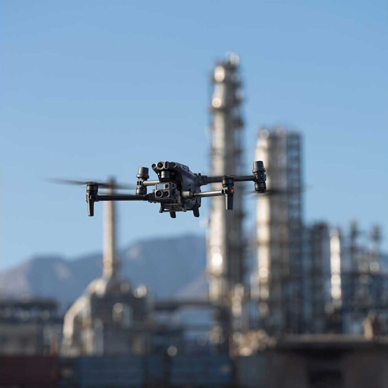 DJI大疆經(jīng)緯 M30T 系列無人機(jī),大疆M30,經(jīng)緯M30系列包含 M30及M30T（含紅外相機(jī)）兩款，采用全新的機(jī)身結(jié)構(gòu)與動(dòng)力系統(tǒng)設(shè)計(jì)，機(jī)臂折疊后可輕松裝入背包，輕巧便攜、隨時(shí)出發(fā)。

飛行方面，經(jīng)緯M30系列可實(shí)現(xiàn)41分鐘最長飛行時(shí)間，7000米最大飛行高度，并擁有最高15米/秒的抗風(fēng)能力，輕松應(yīng)對(duì)各種飛行需求。經(jīng)緯M30系列整機(jī)IP55 防護(hù)，可在-20℃至50℃環(huán)境溫度中工作。經(jīng)緯M30系列還具備6向雙目視覺及雙近紅外傳感器，全方位避障，全面保障飛行安全。

負(fù)載方面，經(jīng)緯M30系列集成了16倍光學(xué)變焦相機(jī)、廣角相機(jī)、紅外相機(jī)（M30T）、激光測(cè)距儀。這些傳感器聯(lián)動(dòng)配合，無論目標(biāo)遠(yuǎn)近、白天黑夜，都能讓飛手輕松掌握作業(yè)現(xiàn)場(chǎng)情況。16倍變焦相機(jī)，可拍攝8K照片，錄制4K/30fps視頻。廣角相機(jī)視野（DFOV）可達(dá)84°。紅外相機(jī)擁有640×512@30 Hz分辨率，測(cè)溫精度可達(dá)±2℃。激光測(cè)距儀測(cè)量距離可達(dá)1200米。

夜間作業(yè)時(shí)，經(jīng)緯M30系列可清晰分辨天空及山、樹等障礙物，配合智能打點(diǎn)導(dǎo)航，作業(yè)更安全。此外，變焦相機(jī)具備大動(dòng)態(tài)范圍，暗光環(huán)境下也能拍攝清晰的照片。

經(jīng)緯M30系列標(biāo)配了大疆專為為行業(yè)用戶打造DJI RC Plus遙控器。其配備7英寸高亮大屏，陽光下細(xì)節(jié)也能輕松呈現(xiàn)。遙控器采用O3圖傳行業(yè)版，可與4G 網(wǎng)絡(luò)圖傳同時(shí)工作，輕松應(yīng)對(duì)各類復(fù)雜環(huán)境，飛行更安全。遙控器整機(jī)IP54級(jí)防護(hù)，外置電池可熱替換，防水耐高溫。遙控器配合Pilot 2操作軟件，飛行控制及相機(jī)等常用功能一鍵可達(dá)，飛行任務(wù)及相機(jī)信息集中顯示，效率倍增。再配合屏邊及自定義按鍵，飛手可實(shí)現(xiàn)手不離桿流暢作業(yè)。