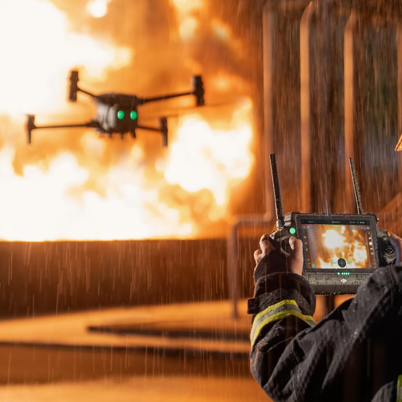 DJI大疆經(jīng)緯 M30T 系列無人機(jī),大疆M30,經(jīng)緯M30系列包含 M30及M30T（含紅外相機(jī)）兩款，采用全新的機(jī)身結(jié)構(gòu)與動(dòng)力系統(tǒng)設(shè)計(jì)，機(jī)臂折疊后可輕松裝入背包，輕巧便攜、隨時(shí)出發(fā)。

飛行方面，經(jīng)緯M30系列可實(shí)現(xiàn)41分鐘最長飛行時(shí)間，7000米最大飛行高度，并擁有最高15米/秒的抗風(fēng)能力，輕松應(yīng)對(duì)各種飛行需求。經(jīng)緯M30系列整機(jī)IP55 防護(hù)，可在-20℃至50℃環(huán)境溫度中工作。經(jīng)緯M30系列還具備6向雙目視覺及雙近紅外傳感器，全方位避障，全面保障飛行安全。

負(fù)載方面，經(jīng)緯M30系列集成了16倍光學(xué)變焦相機(jī)、廣角相機(jī)、紅外相機(jī)（M30T）、激光測(cè)距儀。這些傳感器聯(lián)動(dòng)配合，無論目標(biāo)遠(yuǎn)近、白天黑夜，都能讓飛手輕松掌握作業(yè)現(xiàn)場(chǎng)情況。16倍變焦相機(jī)，可拍攝8K照片，錄制4K/30fps視頻。廣角相機(jī)視野（DFOV）可達(dá)84°。紅外相機(jī)擁有640×512@30 Hz分辨率，測(cè)溫精度可達(dá)±2℃。激光測(cè)距儀測(cè)量距離可達(dá)1200米。

夜間作業(yè)時(shí)，經(jīng)緯M30系列可清晰分辨天空及山、樹等障礙物，配合智能打點(diǎn)導(dǎo)航，作業(yè)更安全。此外，變焦相機(jī)具備大動(dòng)態(tài)范圍，暗光環(huán)境下也能拍攝清晰的照片。

經(jīng)緯M30系列標(biāo)配了大疆專為為行業(yè)用戶打造DJI RC Plus遙控器。其配備7英寸高亮大屏，陽光下細(xì)節(jié)也能輕松呈現(xiàn)。遙控器采用O3圖傳行業(yè)版，可與4G 網(wǎng)絡(luò)圖傳同時(shí)工作，輕松應(yīng)對(duì)各類復(fù)雜環(huán)境，飛行更安全。遙控器整機(jī)IP54級(jí)防護(hù)，外置電池可熱替換，防水耐高溫。遙控器配合Pilot 2操作軟件，飛行控制及相機(jī)等常用功能一鍵可達(dá)，飛行任務(wù)及相機(jī)信息集中顯示，效率倍增。再配合屏邊及自定義按鍵，飛手可實(shí)現(xiàn)手不離桿流暢作業(yè)。