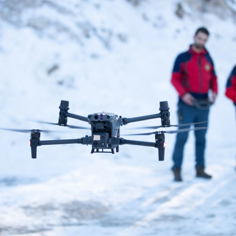 DJI大疆經(jīng)緯 M30T 系列無人機(jī),大疆M30,經(jīng)緯M30系列包含 M30及M30T（含紅外相機(jī)）兩款，采用全新的機(jī)身結(jié)構(gòu)與動(dòng)力系統(tǒng)設(shè)計(jì)，機(jī)臂折疊后可輕松裝入背包，輕巧便攜、隨時(shí)出發(fā)。

飛行方面，經(jīng)緯M30系列可實(shí)現(xiàn)41分鐘最長飛行時(shí)間，7000米最大飛行高度，并擁有最高15米/秒的抗風(fēng)能力，輕松應(yīng)對(duì)各種飛行需求。經(jīng)緯M30系列整機(jī)IP55 防護(hù)，可在-20℃至50℃環(huán)境溫度中工作。經(jīng)緯M30系列還具備6向雙目視覺及雙近紅外傳感器，全方位避障，全面保障飛行安全。

負(fù)載方面，經(jīng)緯M30系列集成了16倍光學(xué)變焦相機(jī)、廣角相機(jī)、紅外相機(jī)（M30T）、激光測(cè)距儀。這些傳感器聯(lián)動(dòng)配合，無論目標(biāo)遠(yuǎn)近、白天黑夜，都能讓飛手輕松掌握作業(yè)現(xiàn)場(chǎng)情況。16倍變焦相機(jī)，可拍攝8K照片，錄制4K/30fps視頻。廣角相機(jī)視野（DFOV）可達(dá)84°。紅外相機(jī)擁有640×512@30 Hz分辨率，測(cè)溫精度可達(dá)±2℃。激光測(cè)距儀測(cè)量距離可達(dá)1200米。

夜間作業(yè)時(shí)，經(jīng)緯M30系列可清晰分辨天空及山、樹等障礙物，配合智能打點(diǎn)導(dǎo)航，作業(yè)更安全。此外，變焦相機(jī)具備大動(dòng)態(tài)范圍，暗光環(huán)境下也能拍攝清晰的照片。

經(jīng)緯M30系列標(biāo)配了大疆專為為行業(yè)用戶打造DJI RC Plus遙控器。其配備7英寸高亮大屏，陽光下細(xì)節(jié)也能輕松呈現(xiàn)。遙控器采用O3圖傳行業(yè)版，可與4G 網(wǎng)絡(luò)圖傳同時(shí)工作，輕松應(yīng)對(duì)各類復(fù)雜環(huán)境，飛行更安全。遙控器整機(jī)IP54級(jí)防護(hù)，外置電池可熱替換，防水耐高溫。遙控器配合Pilot 2操作軟件，飛行控制及相機(jī)等常用功能一鍵可達(dá)，飛行任務(wù)及相機(jī)信息集中顯示，效率倍增。再配合屏邊及自定義按鍵，飛手可實(shí)現(xiàn)手不離桿流暢作業(yè)。