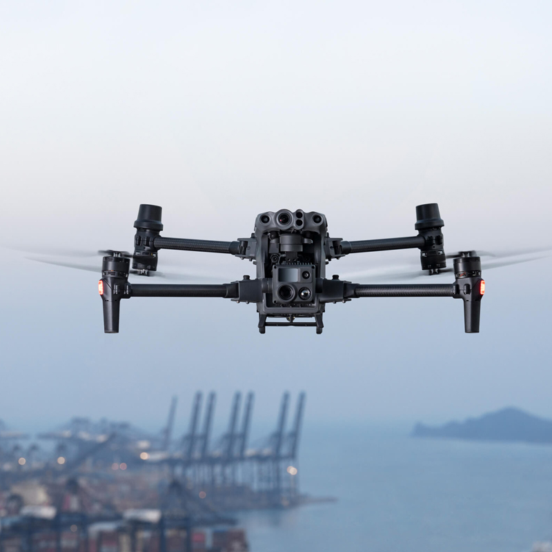 DJI大疆經(jīng)緯 M30T 系列無人機(jī),大疆M30,經(jīng)緯M30系列包含 M30及M30T（含紅外相機(jī)）兩款，采用全新的機(jī)身結(jié)構(gòu)與動(dòng)力系統(tǒng)設(shè)計(jì)，機(jī)臂折疊后可輕松裝入背包，輕巧便攜、隨時(shí)出發(fā)。

飛行方面，經(jīng)緯M30系列可實(shí)現(xiàn)41分鐘最長飛行時(shí)間，7000米最大飛行高度，并擁有最高15米/秒的抗風(fēng)能力，輕松應(yīng)對(duì)各種飛行需求。經(jīng)緯M30系列整機(jī)IP55 防護(hù)，可在-20℃至50℃環(huán)境溫度中工作。經(jīng)緯M30系列還具備6向雙目視覺及雙近紅外傳感器，全方位避障，全面保障飛行安全。

負(fù)載方面，經(jīng)緯M30系列集成了16倍光學(xué)變焦相機(jī)、廣角相機(jī)、紅外相機(jī)（M30T）、激光測(cè)距儀。這些傳感器聯(lián)動(dòng)配合，無論目標(biāo)遠(yuǎn)近、白天黑夜，都能讓飛手輕松掌握作業(yè)現(xiàn)場(chǎng)情況。16倍變焦相機(jī)，可拍攝8K照片，錄制4K/30fps視頻。廣角相機(jī)視野（DFOV）可達(dá)84°。紅外相機(jī)擁有640×512@30 Hz分辨率，測(cè)溫精度可達(dá)±2℃。激光測(cè)距儀測(cè)量距離可達(dá)1200米。

夜間作業(yè)時(shí)，經(jīng)緯M30系列可清晰分辨天空及山、樹等障礙物，配合智能打點(diǎn)導(dǎo)航，作業(yè)更安全。此外，變焦相機(jī)具備大動(dòng)態(tài)范圍，暗光環(huán)境下也能拍攝清晰的照片。

經(jīng)緯M30系列標(biāo)配了大疆專為為行業(yè)用戶打造DJI RC Plus遙控器。其配備7英寸高亮大屏，陽光下細(xì)節(jié)也能輕松呈現(xiàn)。遙控器采用O3圖傳行業(yè)版，可與4G 網(wǎng)絡(luò)圖傳同時(shí)工作，輕松應(yīng)對(duì)各類復(fù)雜環(huán)境，飛行更安全。遙控器整機(jī)IP54級(jí)防護(hù)，外置電池可熱替換，防水耐高溫。遙控器配合Pilot 2操作軟件，飛行控制及相機(jī)等常用功能一鍵可達(dá)，飛行任務(wù)及相機(jī)信息集中顯示，效率倍增。再配合屏邊及自定義按鍵，飛手可實(shí)現(xiàn)手不離桿流暢作業(yè)。