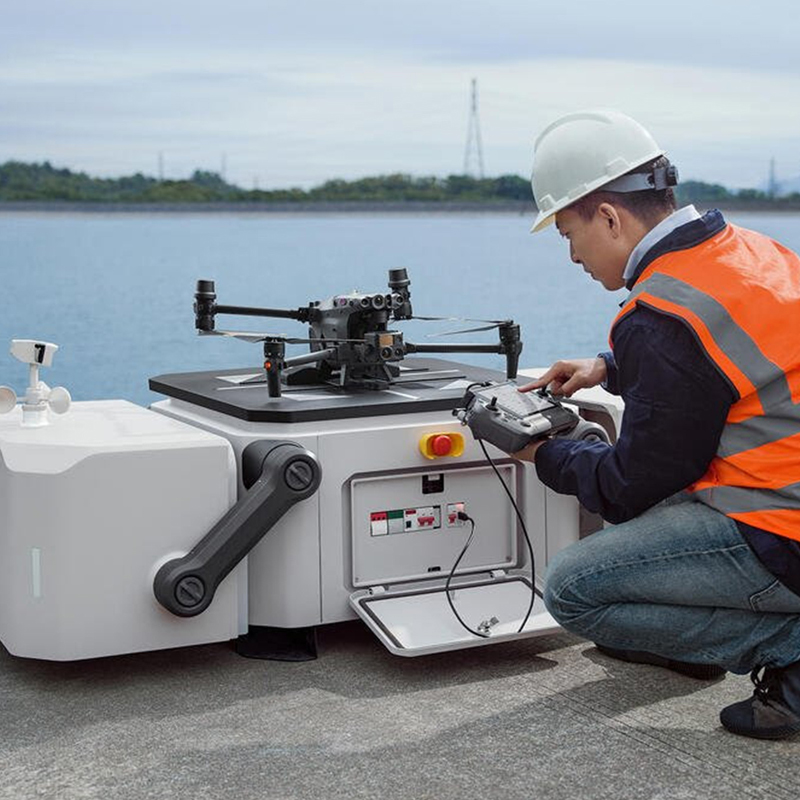 DJI大疆經(jīng)緯 M30T 系列無人機(jī),大疆M30,經(jīng)緯M30系列包含 M30及M30T（含紅外相機(jī)）兩款，采用全新的機(jī)身結(jié)構(gòu)與動(dòng)力系統(tǒng)設(shè)計(jì)，機(jī)臂折疊后可輕松裝入背包，輕巧便攜、隨時(shí)出發(fā)。

飛行方面，經(jīng)緯M30系列可實(shí)現(xiàn)41分鐘最長飛行時(shí)間，7000米最大飛行高度，并擁有最高15米/秒的抗風(fēng)能力，輕松應(yīng)對(duì)各種飛行需求。經(jīng)緯M30系列整機(jī)IP55 防護(hù)，可在-20℃至50℃環(huán)境溫度中工作。經(jīng)緯M30系列還具備6向雙目視覺及雙近紅外傳感器，全方位避障，全面保障飛行安全。

負(fù)載方面，經(jīng)緯M30系列集成了16倍光學(xué)變焦相機(jī)、廣角相機(jī)、紅外相機(jī)（M30T）、激光測(cè)距儀。這些傳感器聯(lián)動(dòng)配合，無論目標(biāo)遠(yuǎn)近、白天黑夜，都能讓飛手輕松掌握作業(yè)現(xiàn)場(chǎng)情況。16倍變焦相機(jī)，可拍攝8K照片，錄制4K/30fps視頻。廣角相機(jī)視野（DFOV）可達(dá)84°。紅外相機(jī)擁有640×512@30 Hz分辨率，測(cè)溫精度可達(dá)±2℃。激光測(cè)距儀測(cè)量距離可達(dá)1200米。

夜間作業(yè)時(shí)，經(jīng)緯M30系列可清晰分辨天空及山、樹等障礙物，配合智能打點(diǎn)導(dǎo)航，作業(yè)更安全。此外，變焦相機(jī)具備大動(dòng)態(tài)范圍，暗光環(huán)境下也能拍攝清晰的照片。

經(jīng)緯M30系列標(biāo)配了大疆專為為行業(yè)用戶打造DJI RC Plus遙控器。其配備7英寸高亮大屏，陽光下細(xì)節(jié)也能輕松呈現(xiàn)。遙控器采用O3圖傳行業(yè)版，可與4G 網(wǎng)絡(luò)圖傳同時(shí)工作，輕松應(yīng)對(duì)各類復(fù)雜環(huán)境，飛行更安全。遙控器整機(jī)IP54級(jí)防護(hù)，外置電池可熱替換，防水耐高溫。遙控器配合Pilot 2操作軟件，飛行控制及相機(jī)等常用功能一鍵可達(dá)，飛行任務(wù)及相機(jī)信息集中顯示，效率倍增。再配合屏邊及自定義按鍵，飛手可實(shí)現(xiàn)手不離桿流暢作業(yè)。