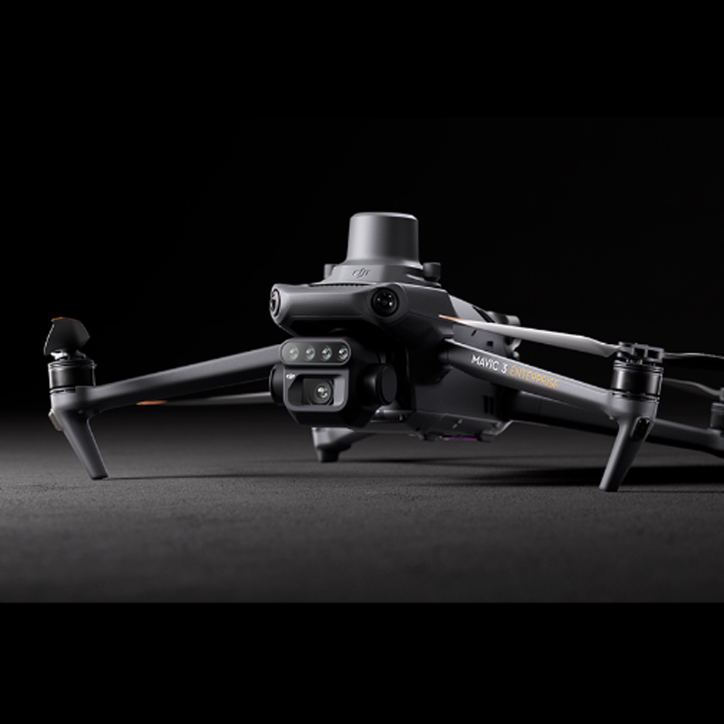 DJI大疆御Mavic 3多光譜版,大疆御Mavic 3多光譜版,大疆御Mavic 3多光譜版無人機(jī)融合可見光相機(jī)與多光譜相機(jī)于一體，作物生長狀態(tài)盡收眼底，實(shí)現(xiàn)農(nóng)業(yè)生產(chǎn)精準(zhǔn)管理。全新升級(jí)的影像系統(tǒng)，集成了 1 個(gè) 2000 萬像素可見光相機(jī)及 4 個(gè) 500 萬像素的多光譜相機(jī)（綠光，紅光，紅邊和近紅外）?？蓪?shí)現(xiàn)高精度航測(cè)、作物生長監(jiān)測(cè)、自然資源調(diào)查等
應(yīng)用。機(jī)身集成多光譜光強(qiáng)傳感器可采集太陽輻照度并記錄于影像文件中，可在二維重建過程對(duì)影像數(shù)據(jù)進(jìn)行光照補(bǔ)償，獲得更準(zhǔn)確的 NDVI 結(jié)果，提高不同時(shí)段采集到的數(shù)據(jù)的準(zhǔn)確度與
一致性。