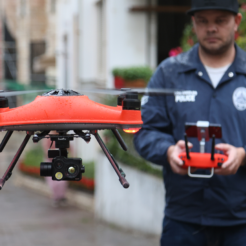 水手4熱成像無人機,全天候作業(yè),水手4無人機搭配GC3-T三軸防水云臺熱成像相機，帶來全防水熱成像無人機。采用創(chuàng)新的一體化結(jié)構(gòu)設(shè)計，配備了強大的三軸云臺增穩(wěn)系統(tǒng)、先進的熱成像相機和高清夜視相機。為無人機行業(yè)應(yīng)用提供了專業(yè)且強大的設(shè)備。在夜間 觀察、搜救作業(yè)、測溫巡檢等眾多領(lǐng)域發(fā)揮重要作用。