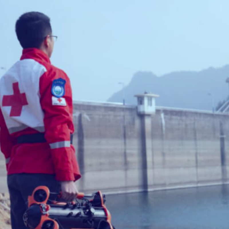 潛鮫P200水下機器人,工業(yè)級水下機器人,一款為政企用戶設(shè)計的輕工業(yè)級水下機器人。采用8推進器全矢量布局,360度全方位移動。相比P100,電機功率升級50%,最大航速4節(jié)、深度150米、最大水平半徑400米?？芍С諥C交流電和電池混合供電,實現(xiàn)無限續(xù)航。配件除了兼容潛皎P100的機械臂、探照燈、激光卡尺等通用配件外,還支持高亮屏控制箱、多接口擴展塢、700Wh電池、USBL水下定位、多波束圖像聲吶、外置攝像頭等多種P200專屬高級配件。內(nèi)置4K/1200萬像素EIS防抖相機、4000流明LED燈、可拆卸/更換電池,可插拔Micro SD存儲卡、鋁合金緊湊型機身(重量小于6KG)、單人操作3分鐘快速部署,是您輕便、易用、可靠的輕工業(yè)級水下機器人。