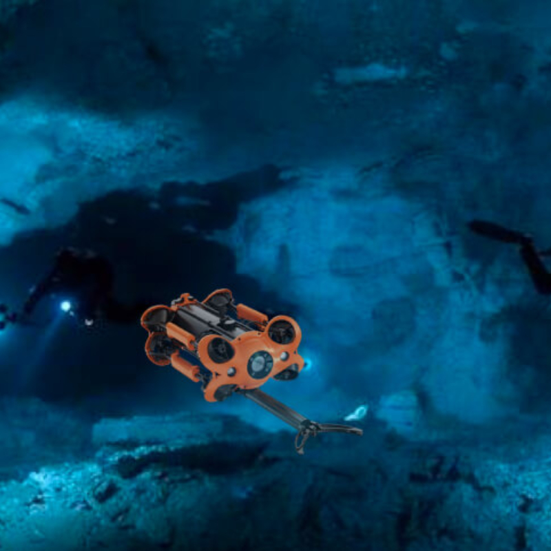 潛鮫P200水下機器人,工業(yè)級水下機器人,一款為政企用戶設(shè)計的輕工業(yè)級水下機器人。采用8推進器全矢量布局,360度全方位移動。相比P100,電機功率升級50%,最大航速4節(jié)、深度150米、最大水平半徑400米?？芍С諥C交流電和電池混合供電,實現(xiàn)無限續(xù)航。配件除了兼容潛皎P100的機械臂、探照燈、激光卡尺等通用配件外,還支持高亮屏控制箱、多接口擴展塢、700Wh電池、USBL水下定位、多波束圖像聲吶、外置攝像頭等多種P200專屬高級配件。內(nèi)置4K/1200萬像素EIS防抖相機、4000流明LED燈、可拆卸/更換電池,可插拔Micro SD存儲卡、鋁合金緊湊型機身(重量小于6KG)、單人操作3分鐘快速部署,是您輕便、易用、可靠的輕工業(yè)級水下機器人。